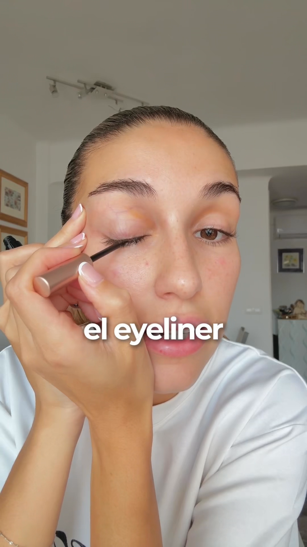 Paloma trazando el eyeliner magnético — paso 1 de la aplicación